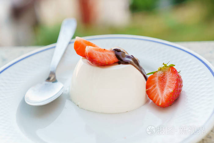 用草莓奶油布丁关闭