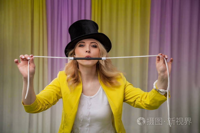 女魔术师表演魔术