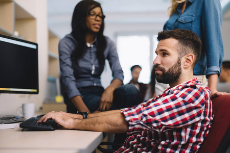 软件开发人员在项目上工作照片