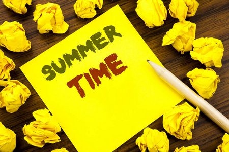 字, 写夏天的时间。假日旅游的经营理念欢迎写在粘纸条纸上, 木质背景与折叠黄纸的含义思考
