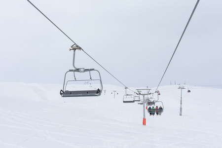 滑雪和滑雪板爱好者在电梯里的雪，Gudauri 度假村我