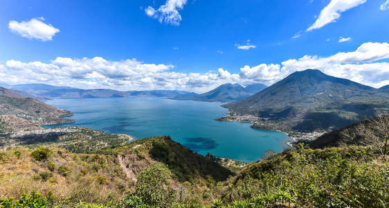 全景到危地马拉高地阿特蒂兰湖湖的小村庄圣佩德罗圣马科斯圣胡安和巴哈契