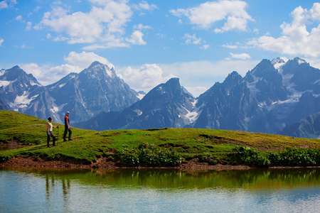 在斯瓦涅季，格鲁吉亚山湖附近的徒步旅行者。高加索山