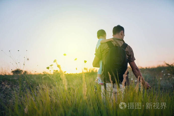 爸爸捉了一只蝴蝶,给他的女儿看快乐的父