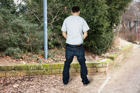 男人小便外照片