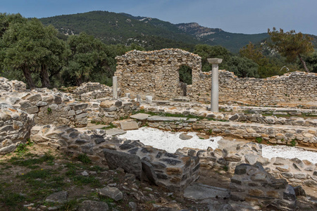 古老的教堂在邀功，萨索斯岛岛东马其顿和色雷斯 希腊的考古遗址的废墟中的列