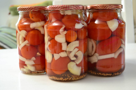 西红柿红罐头用洋葱装在玻璃罐子里