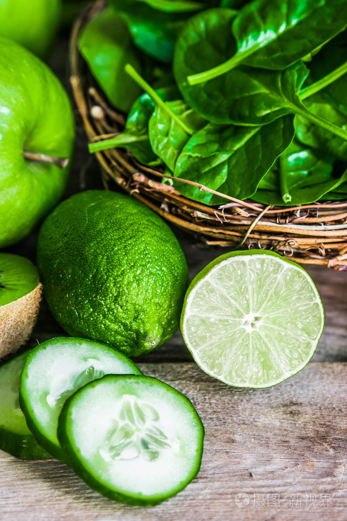 绿色水果和蔬菜的混合