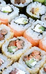 许多寿司卷的特写, 有不同的馅料。经典日本料理的宏拍。背景图像