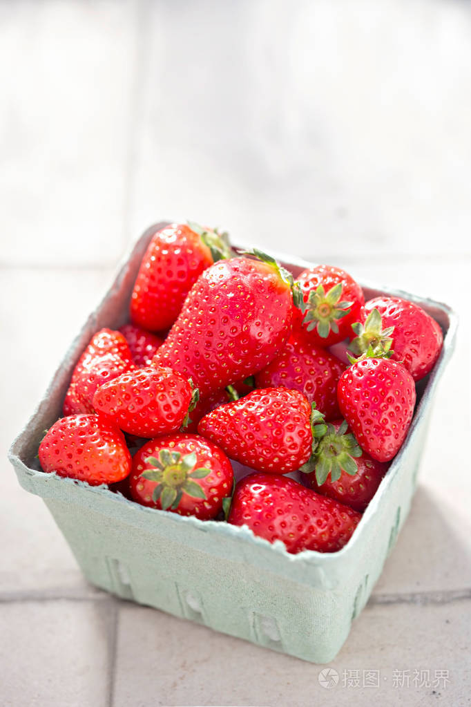 阳光灿烂的夏天一天的新鲜草莓篮拍摄