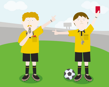 两个裁判站在足球场照片