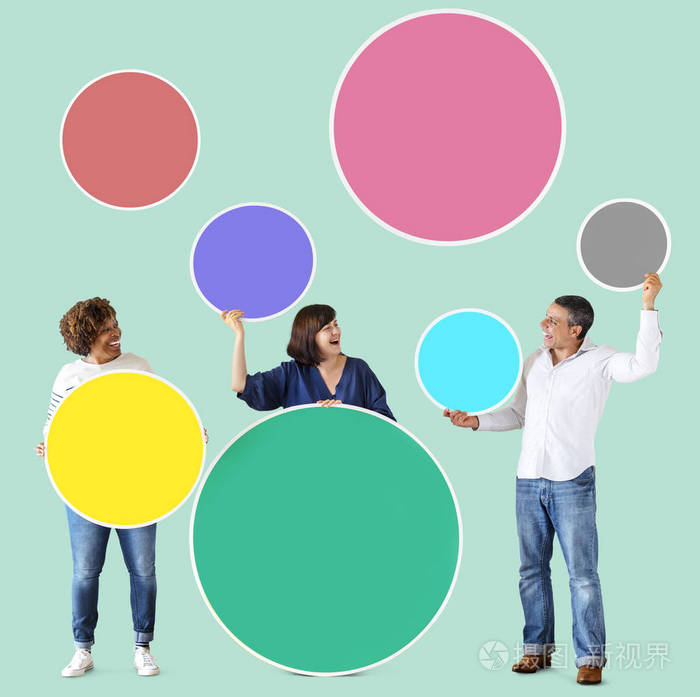 多元化的人手持多彩的空白圆圈