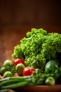 素食静物木板上的新鲜蔬菜在乡村背景, 特写, 平躺