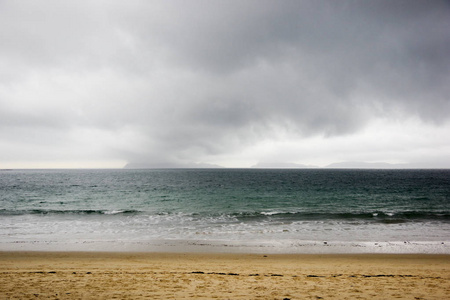 在暴风雨前的 Samil 海滩上, 维哥, 加利西亚, 西班牙