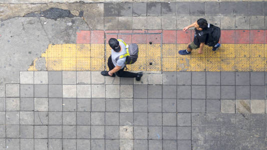 与行人街和红色和黄色街区走道的商务区步行的鸟瞰和俯视图