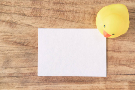 空白卡片与瓦砾鸭子玩偶图片