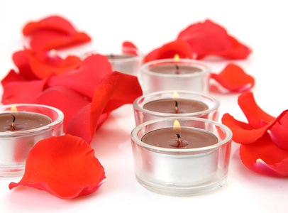 红色的花瓣和燃烧的蜡烛