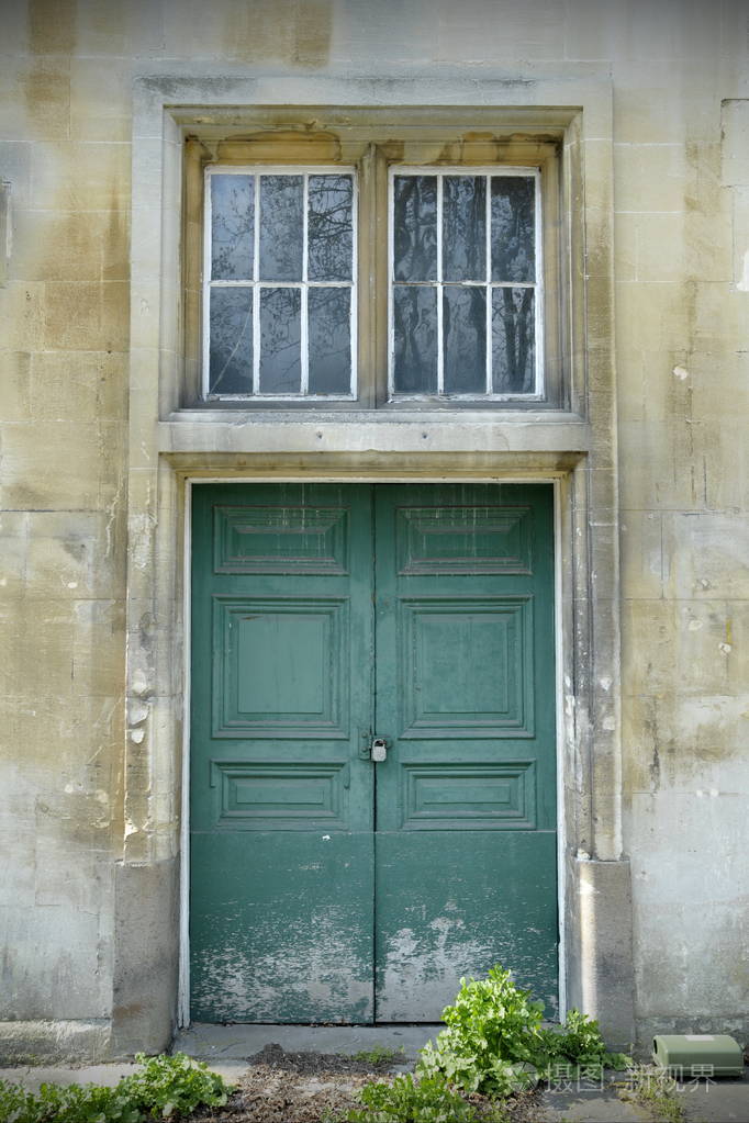 绿色彩色房子门上面有窗户