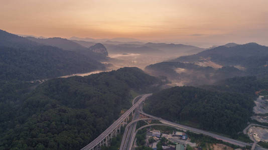 绕过公路在 拉旺雪兰莪。从拉旺连接到吉隆坡的新公路。日出时拉旺旁路的空中照片