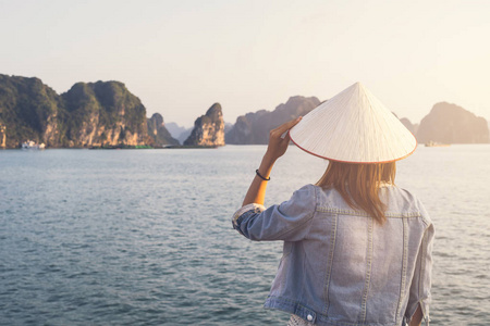 女性旅行者寻找美丽的自然景色