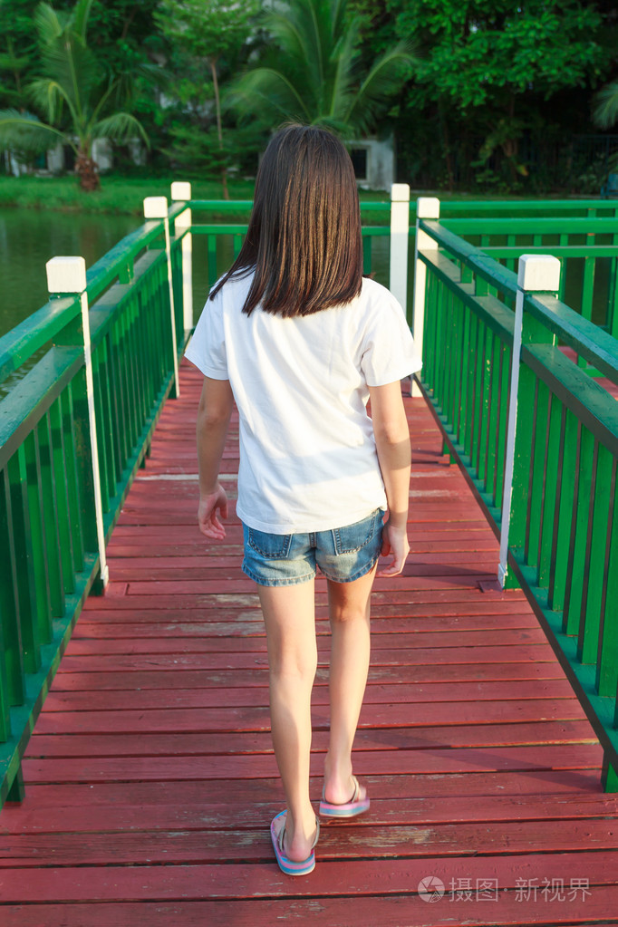 女孩走在步行的方式