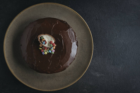 甜巧克力蛋糕在盘子上, 选择焦点和空白空间