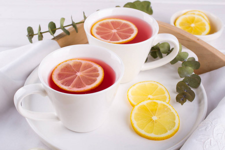 两杯红水果和香草茶配柠檬片, 顶部视图