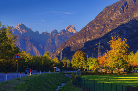 意大利的路和阿尔卑斯山的秋天风景