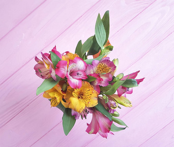 美丽的花束 alstroemeria 在木