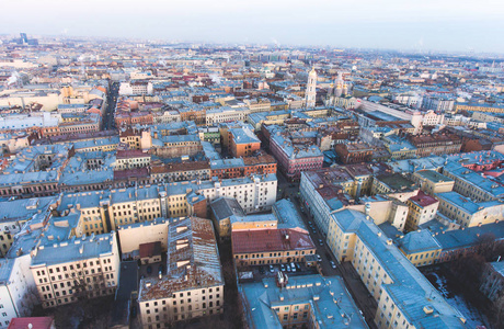 圣彼得堡，俄罗斯天际线与超越了城市和涅瓦大街，从直升机空中无人机看风景的美丽超广角夏天鸟瞰图