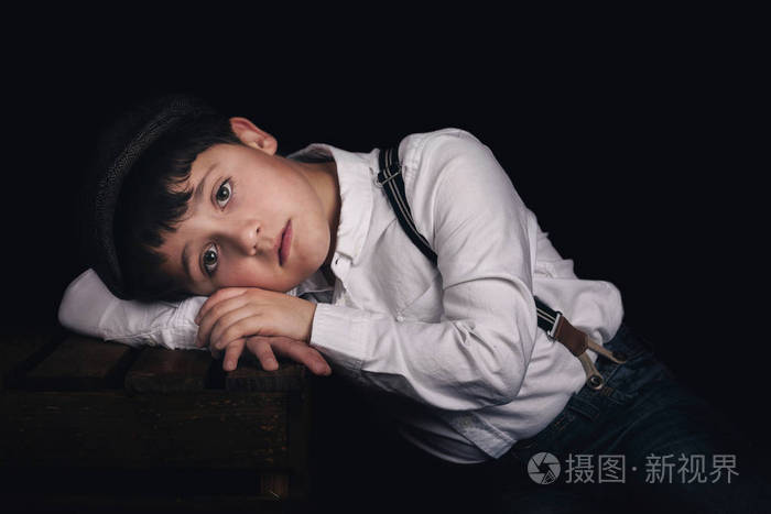 在黑色背景上的忧郁男孩