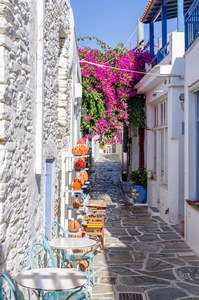 在 Kythnos 岛，希腊基克拉泽斯街