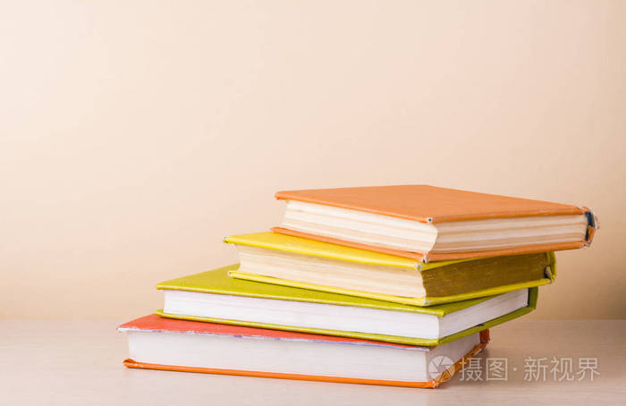 堆栈的五彩斑斓的图书教育背景回到学校复制文本的空间