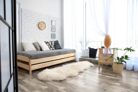 现代起居室内有木制家具和毛茸茸的地毯