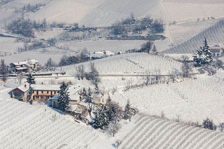 农村住宅在雪山上