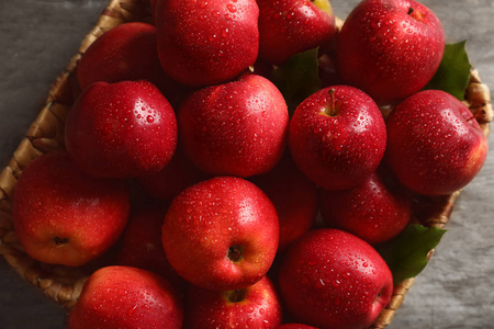 篮子与新鲜成熟红色苹果在木桌, 特写