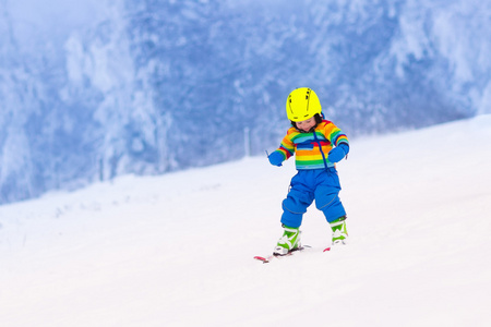 大人小孩滑雪图片-大人小孩滑雪素材-大人小孩滑雪插画-摄图新视界