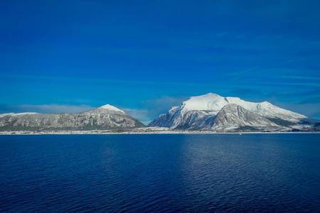 在蓝天上 Hurtigruten 航行的大山海滨风光的户外观景
