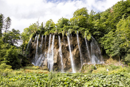 克罗地亚夏季普利特维切湖国家公园的美丽瀑布