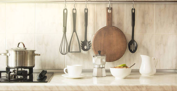 厨房概念快速烹调健康早餐。杯咖啡和麦片在碗里