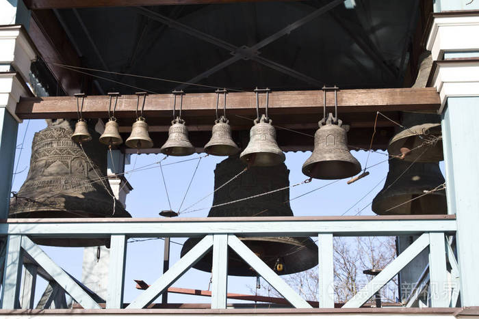 教堂的钟声响起