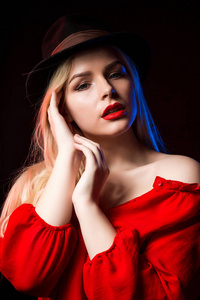 穿着红色上衣和帽子的浪漫年轻女子在 sh