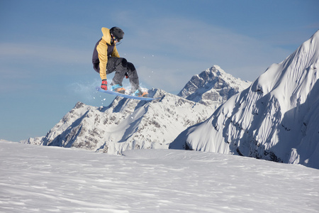 山上的飞行滑雪板。极限运动