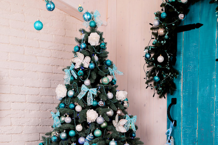 圣诞树和新年装饰品