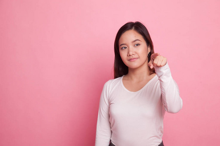 亚洲女人用手指触摸屏幕