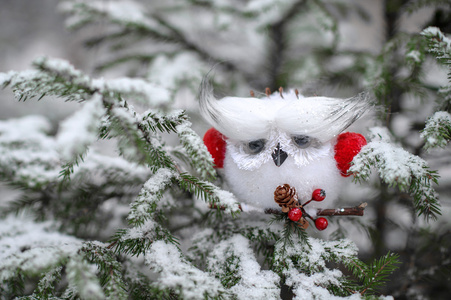 白色圣诞节猫头鹰与红色的耳罩