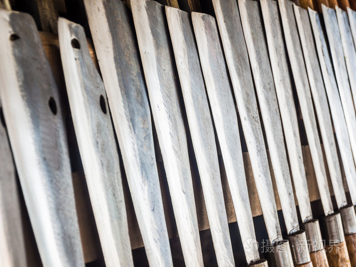 许多种刀在木架子上