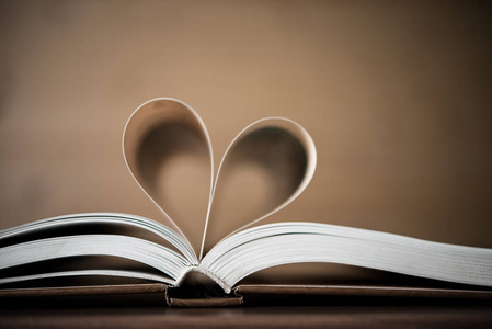 一本书的书页, 形成了心的形状。爱情理念