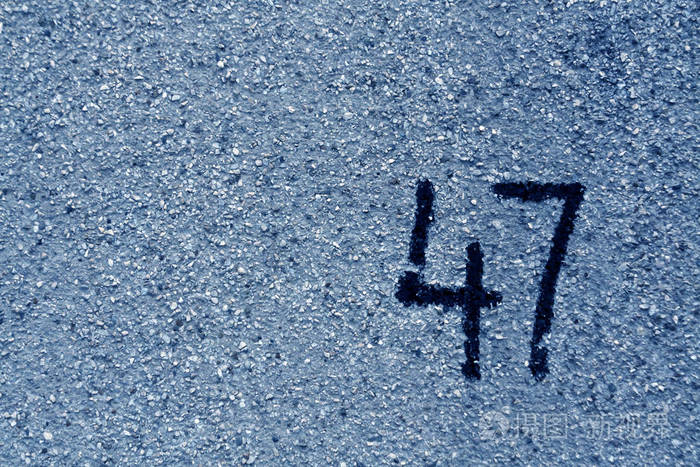 数字四十七蓝色石膏墙上