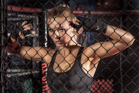 女拳击手在拳击笼里摆姿势图片